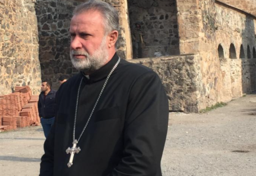 Le prêtre Hovhanes Ghazaryan au monastère de Dadivank